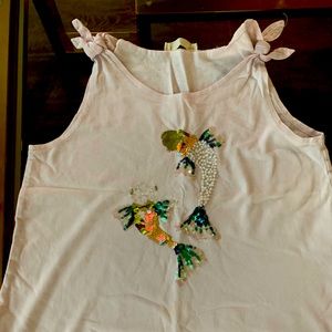 Cute sleeveless shirt good for the summer